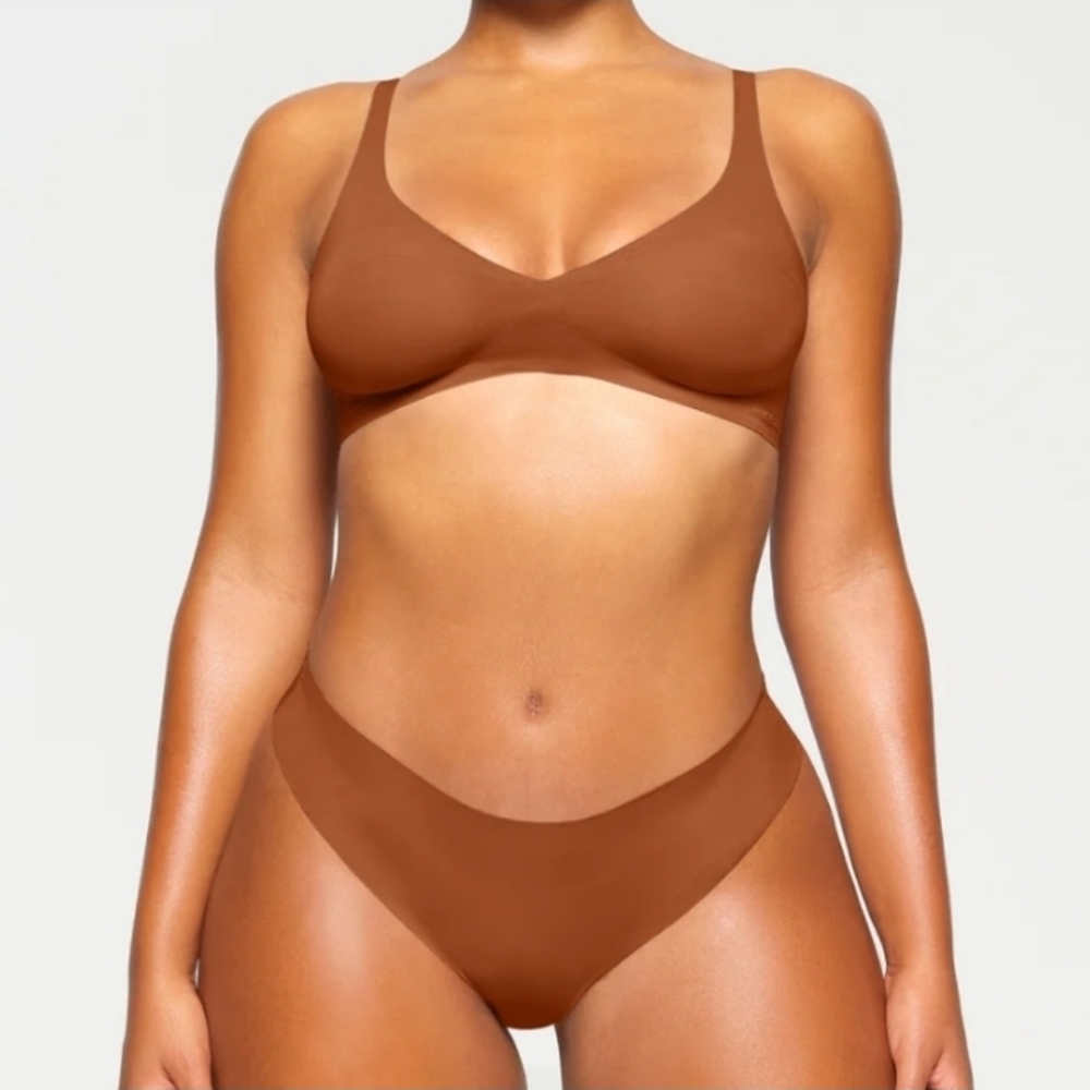 SKIMS Naked Plunge Bra (Bronze) Small